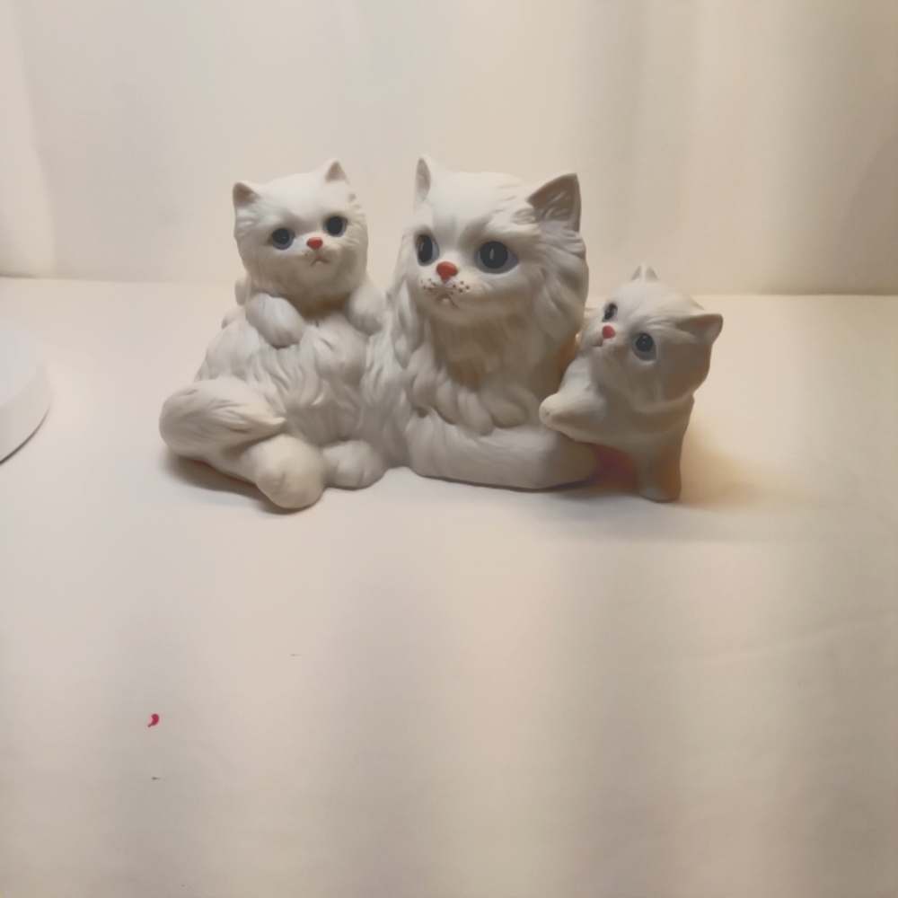 Vintage Homco Persian Cat With Two Kittens Figurine #1412 Longhaired Blue Eyes